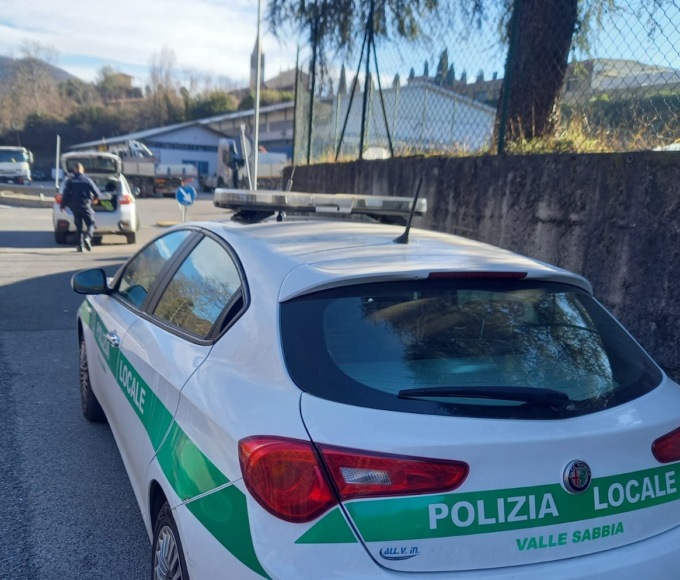 Fugge al posto di blocco e, una volta fermato, spintona gli agenti: scatta la denuncia