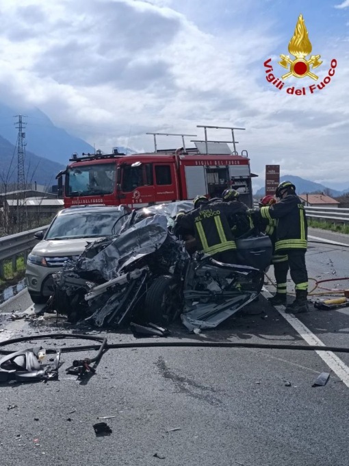 Tragico scontro a Esine tra un camion e due auto: muore un 23enne