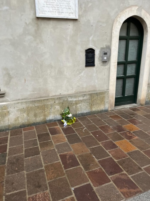 Fiori “senza casa” sotto la lapide dei partigiani