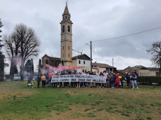 Comella: una partitella sotto la pioggia in «difesa» dello storico campo da calcio