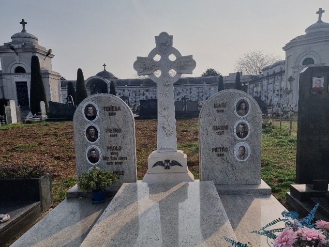 Lo strano caso del monumento con le sole date di nascita: «Sulle lapidi siano incisi i nomi dei morti e non quelli dei vivi»