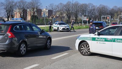 Lo strano caso della targa “fai da te”, i vigili fermano una donna