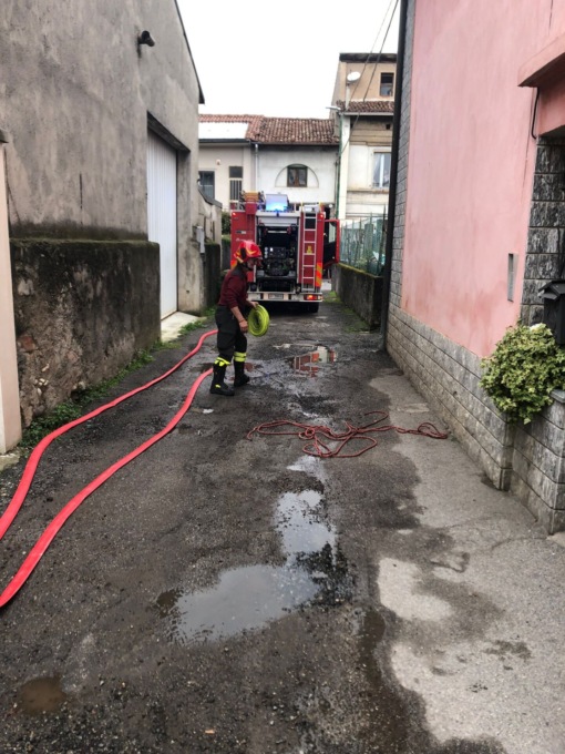 A fuoco la canna fumaria: fiamme domate dai pompieri