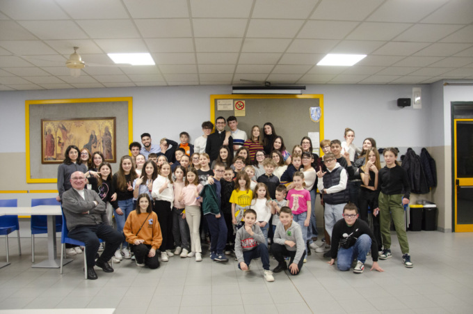 Buon compleanno don Yuri: i volontari gli regalano… una festa a sorpresa