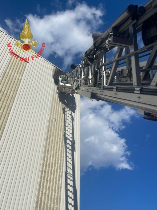 A fuoco un capannone abbandonato a Lumezzane