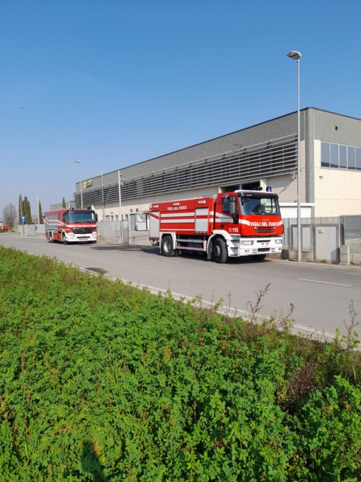 Incendio in un capannone, intossicato un operaio