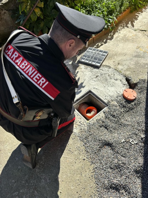 Droga nascosta nei tubi di scarico, arrestati due uomini