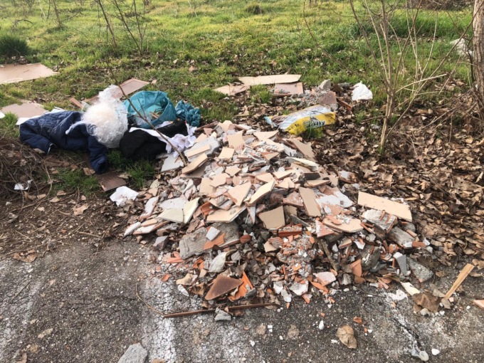 Rifiuti abbandonati, ennesimo caso a Rezzato