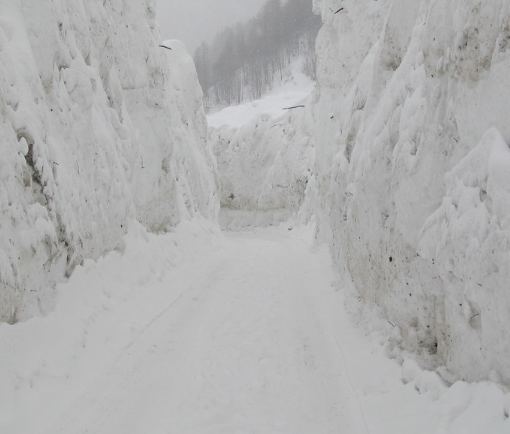 La Sp345 chiusa a causa di una slavina