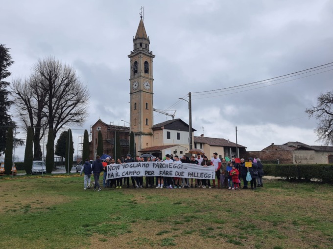 Non vogliamo parcheggi, ma il campo per fare due palleggi”: il grido di Seniga