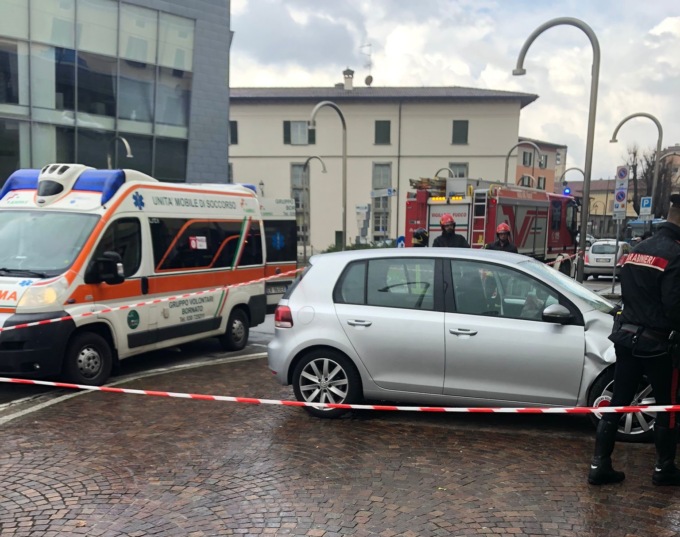 Va dritta alla rotonda e finisce nella vetrina