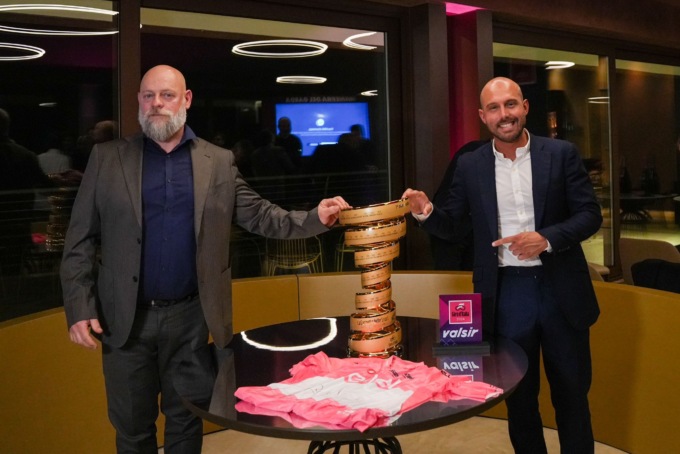 Il lago di Garda si colora di rosa per il Giro d’Italia