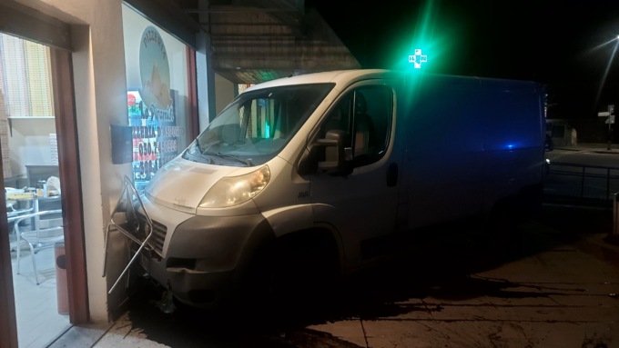 Tenta di investire un 20enne con il furgone dopo una lite nel parcheggio, scatta la denuncia