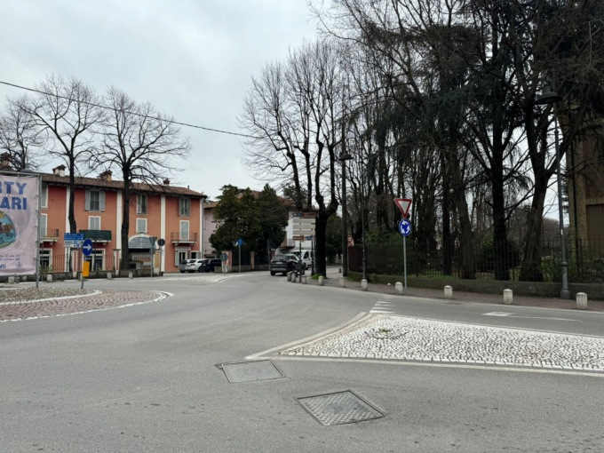 Aggredisce una ragazza in centro a Chiari: arrestato per violenza sessuale un 22enne