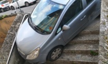 Un'auto parcheggiata...sulle scale, succede a Rovato