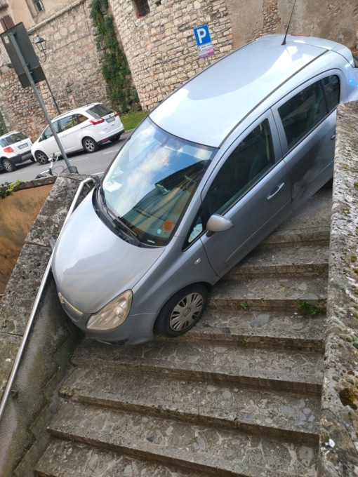 Un’auto parcheggiata…sulle scale, succede a Rovato