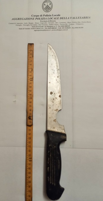 Abbandona un coltello in un’aiuola e scatta la denuncia, la giustificazione: “É stata una bravata”