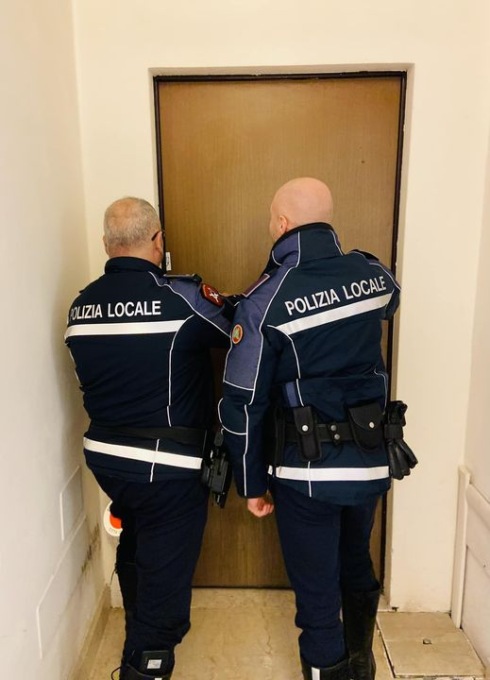 Anziana cade e rimane chiusa nella sua abitazione, interviene la Polizia Locale