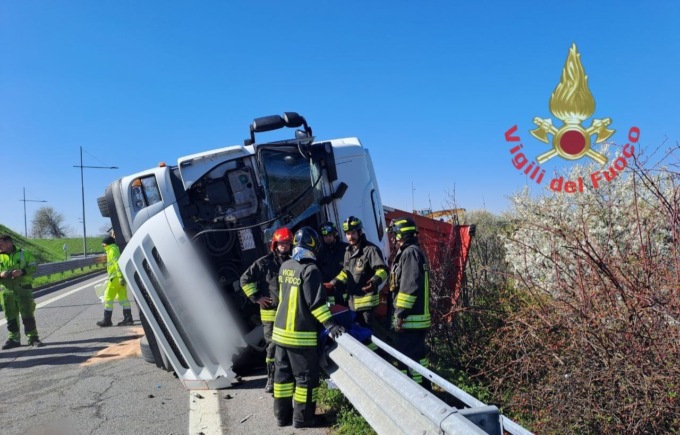 Camion che trasportava ferro si ribalta, il conducente rimane incastrato al suo interno