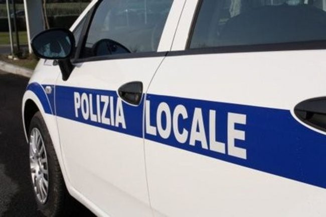 Occupano una casa disabitata, all’arrivo della Locale si danno alla fuga