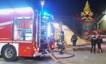 Incendio in azienda produttrice di pellet: pompieri al lavoro tutta la notte