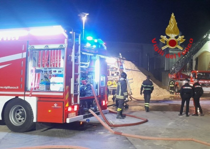Incendio in azienda produttrice di pellet: pompieri al lavoro tutta la notte