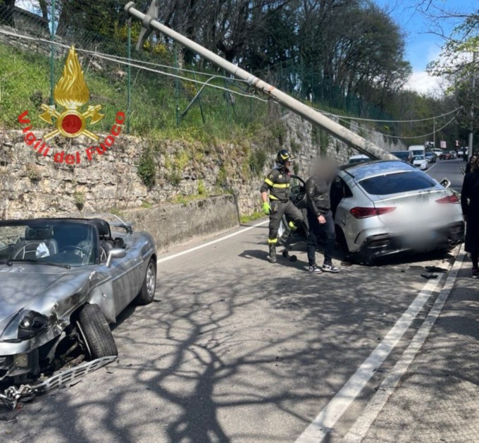 Incidente sul colle della Maddalena, danneggiato un palo in cemento