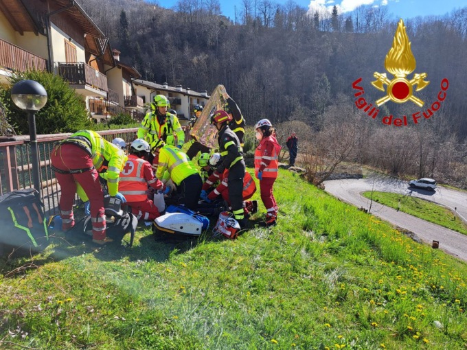 Cade da un albero e muore: tragedia in Val di Lozio