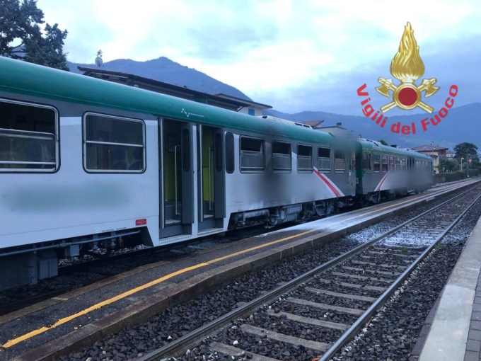 Sale Marasino, il vagone del treno prende fuoco: bloccata la circolazione