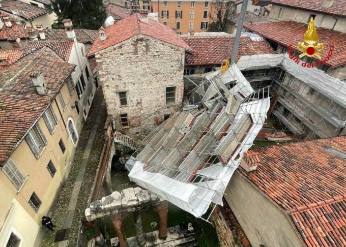 Maltempo, a Brescia crolla ponteggio sul Foro romano