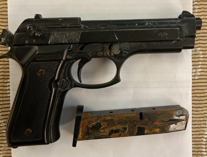 Aggredito da un giovane, si rifugia in auto e chiama i soccorsi