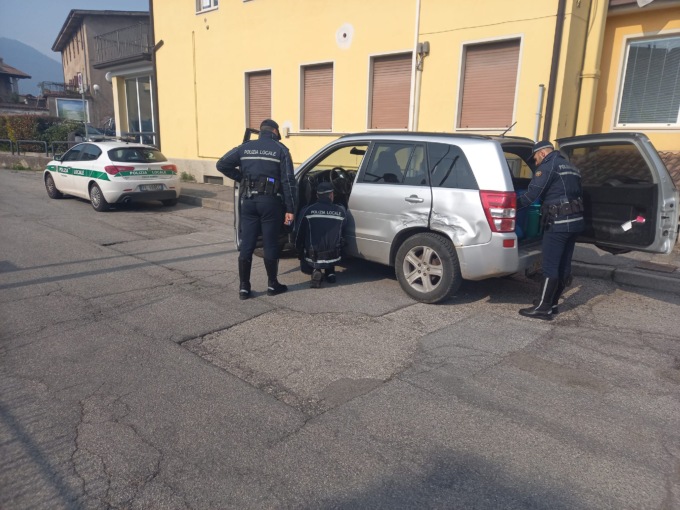 Ruba in un ristorante: girava con auto (e senza patente), macchina fotografica e taniche di gasolio rubate