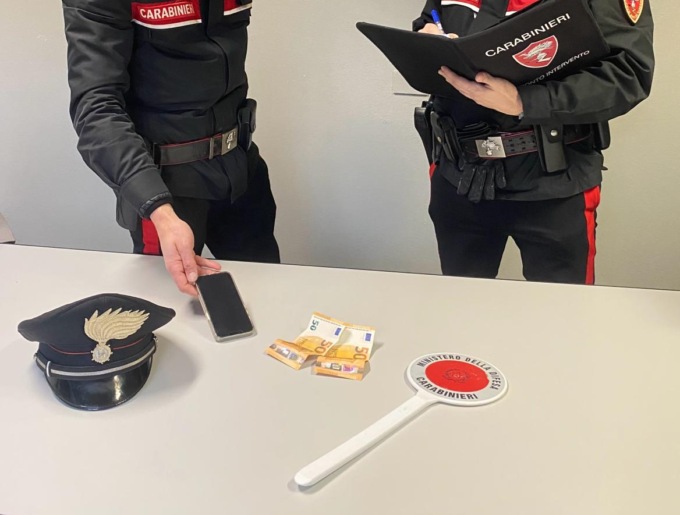 Rubano un cellulare e poi chiedono al proprietario 100 euro per la restituzione: in manette