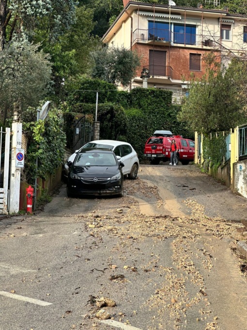 Il maltempo causa uno smottamento a Salò: scaricati acqua e fango