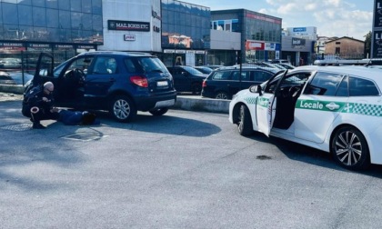 Si sente male al volante, l'intervento della Polizia Locale