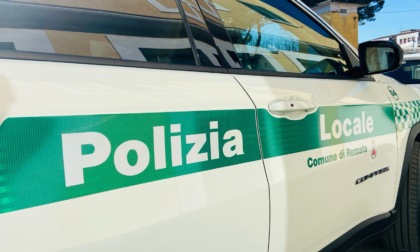 Ss45bis, sorpassa una pattuglia a folle velocità: beccato senza patente e senza assicurazione