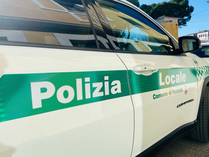 Ss45bis, sorpassa una pattuglia a folle velocità: beccato senza patente e senza assicurazione