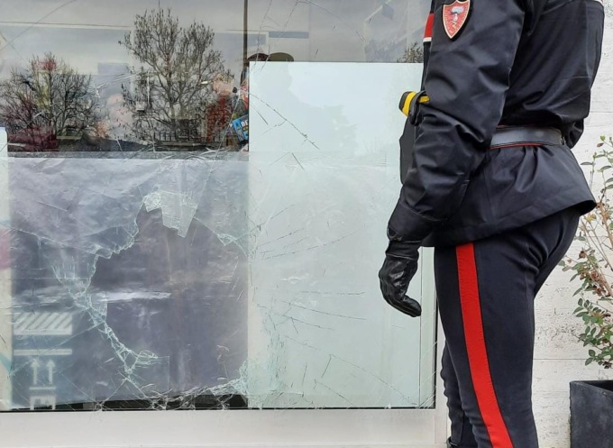 Tentata spaccata in una tabaccheria di via Zamboni, arrestato anche il ladro in fuga