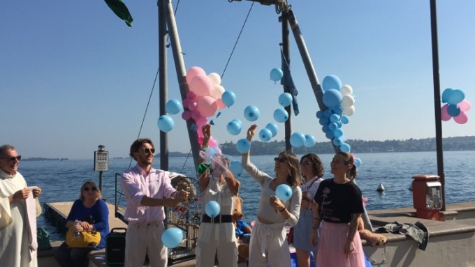 Party con gender reveal a Gardone Riviera: protagonista il simpatico pappagallo Aramis