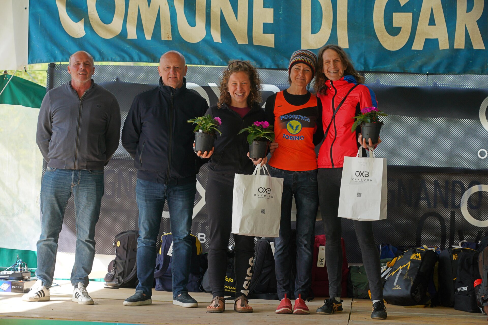 Le prime tre di Bvg Trail Ultra (55 km) alla premiazione con il sindaco di Gargnano, Giovanni Albini e l'assessore Marco Mascher-min