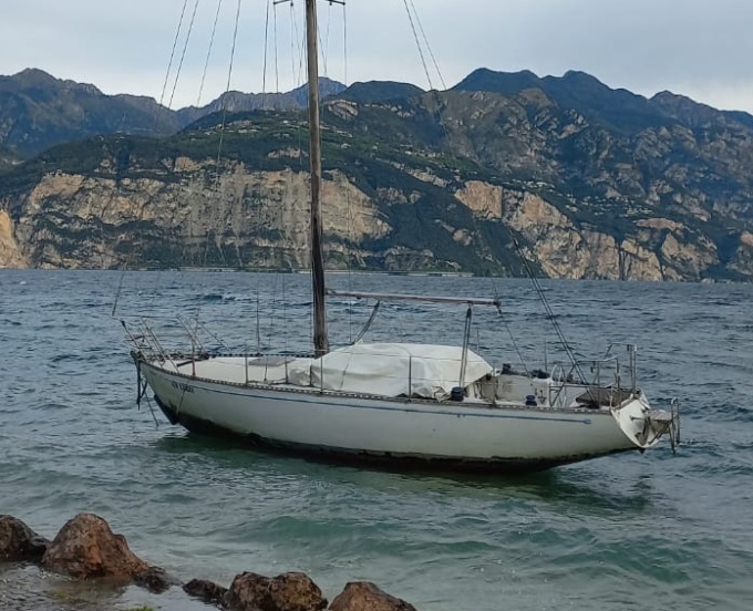 Natante si arena in mezzo al lago, la segnalazione della Guardia Costiera