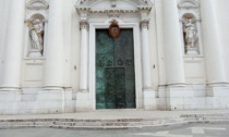 Salta un cardine: il portone del Duomo di Montichiari resta chiuso