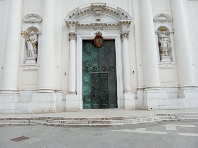 Salta un cardine: il portone del Duomo di Montichiari resta chiuso