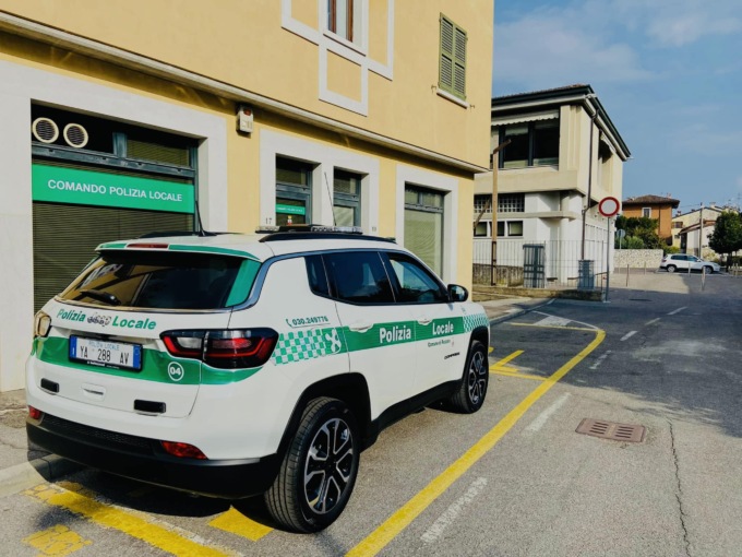 Rezzato: alla vista degli agenti della Locale getta la droga nella siepe