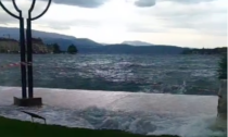 Maltempo sul Garda: sacchi di sabbia sul lungolago di Salò per fermare le onde