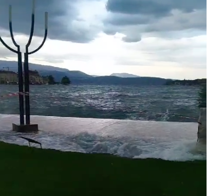 Maltempo sul Garda: sacchi di sabbia sul lungolago di Salò per fermare le onde