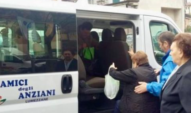 Taxi bus per portare gli anziani al mercato: il servizio torna anche quest’anno