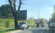 Auto finisce contro un albero, traffico in tilt a Rovato