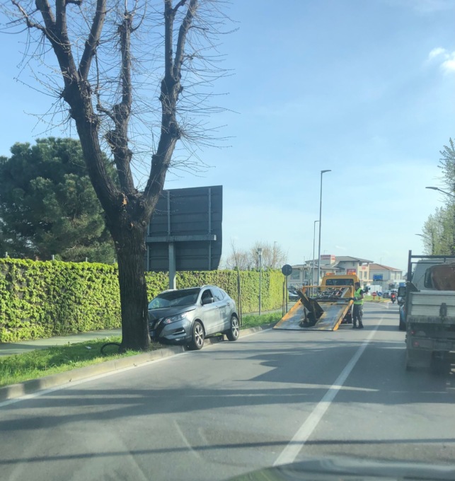 Auto finisce contro un albero, traffico in tilt a Rovato