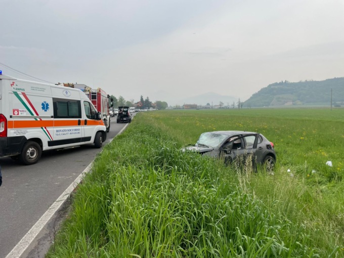 Frontale tra auto all’incrocio, un mezzo si ribalta nel campo